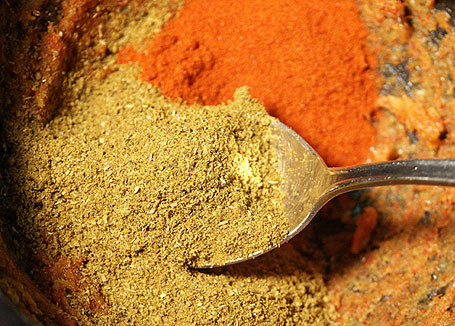 1. Этап. Курица с грецкими орехами: 4. Теперь к этой смеси добавляем хмели-сунели, и немного красного жгучего перца.