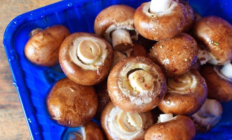 1. Этап. Шампиньоны на гриле на мангале: Залейте полученным маринадом шампиньоны, тщательно все перемешайте и поставьте их в холод на полчаса. Слишком долго мариновать грибы не надо, иначе они стекут.