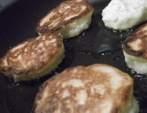 1. Этап. Оладьи из прокисшего молока: В сковороде разогрейте небольшое количество растительного масла без запаха. Выливайте на нее тесто ложкой, формируя оладьи. Обжаривайте до золотистой корочки с обеих сторон.