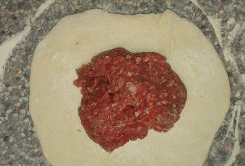 1. Этап. Хычины с мясом: 2. Фарш для этой выпечки берем любой по вашему вкусу. На этот раз я решила взять говяжий. Нарезаем мелко лук и добавляем к фаршу. Солим и хорошо перчим.