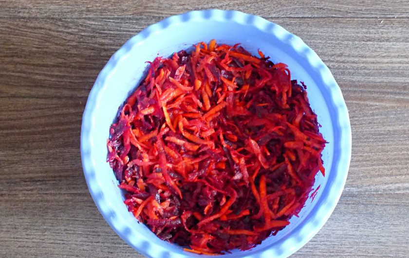 1. Этап. Маринованная свекла с морковью быстрого приготовления: Перемешайте овощи в чаше.