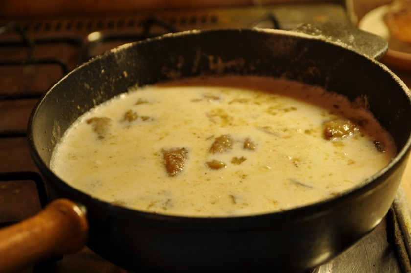 1. Этап. Мясо кусочками на сковороде: Вливаем молоко. Перемешиваем аккуратно.