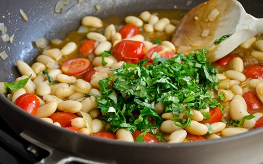 1. Этап. Рагу из белой фасоли: 5. Немного потушите блюдо и далее добавьте мелко нашинкованную зелень, соль и перец.