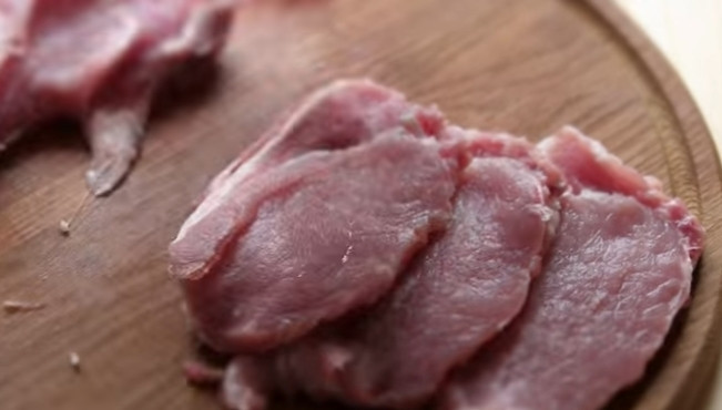 1. Этап. Картофель с мясом по-французски: 1. Свиную вырезку нарежьте тонкими пластами толщиной около 1,5 см.