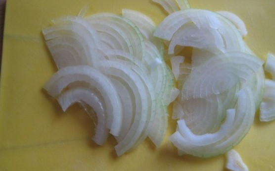 1. Этап. Салат Лист папоротника: 1. Очистите луковицу и нарежьте ее тонкими полукольцами.