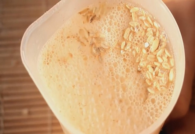 1. Этап. Кисель из овсянки: Влейте чистую холодную воду и оставьте в теплом месте на 3 часа, не менее.