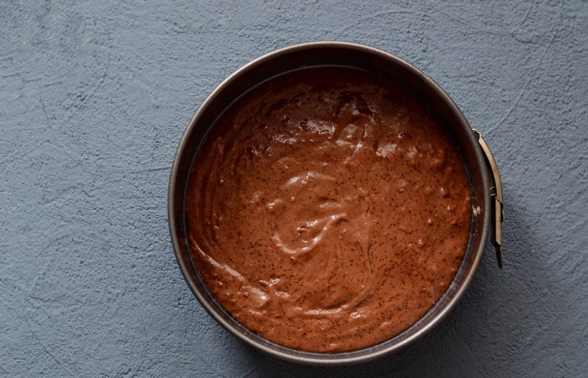 1. Этап. Веганское пирожное Картошка: Соедините влажную и сухую смесь вместе, затем вылейте тесто в форму для запекания. Выпекайте корж 30 минут.