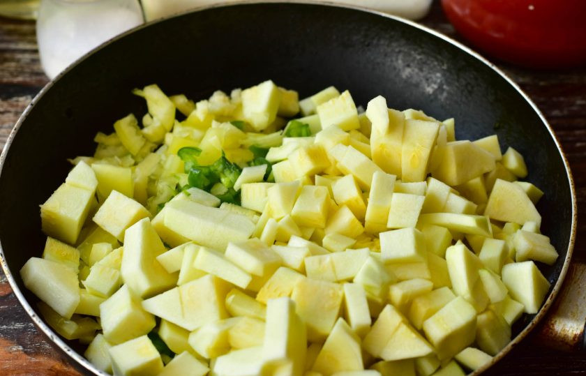 1. Этап. Лечо Оранжевое лето: Выложите все овощи в сковороду.