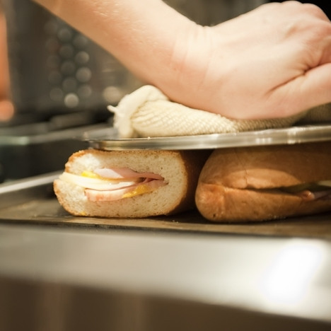 1. Этап. Сэндвич с ветчиной и сыром: 5. Нагрейте сковороду, выложите на нее пару сэндвичей и прижмите сверху тарелкой, подержите так в течение минутки, затем переверните и повторите процедуру. Прогрейте сэндвич до желаемой температуры.