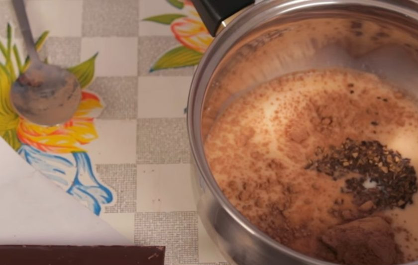 1. Этап. Шоколадный лед для молочного коктейля: 1. В небольшой сотейник налейте молоко, добавьте сахар, какао и растворимый кофе.