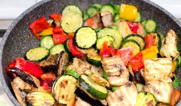 1. Этап. Штрудель с овощами: 1. Если вы используете свежие овощи, то почистите выбранные, вымойте, нарежьте ломтиками и обжарьте в небольшом количестве оливкового масла в течение 20 минут. Для замороженных овощей будет достаточно и 7-8 минут. Готовые овощи посолите и поперчите по вкусу.