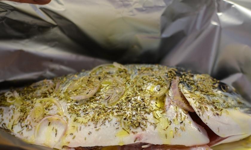 1. Этап. Дорада в духовке в фольге: Полейте дораду оливковым маслом.