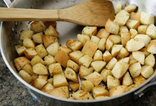 1. Этап. Салат Цезарь легкий: 6. Сухарики можно подсушить на сковороде, постоянно помешивая, или в духовке.