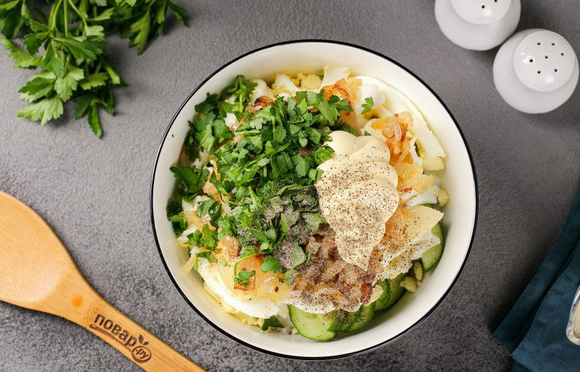 1. Этап. Кальмаровый салат с огурцом: Заправьте салат майонезом, добавьте свежую зелень, соль и молотый перец по вкусу.