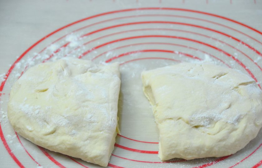 1. Этап. Марроканские лепешки Батбуты: Для удобства разделите тесто на 2 части.