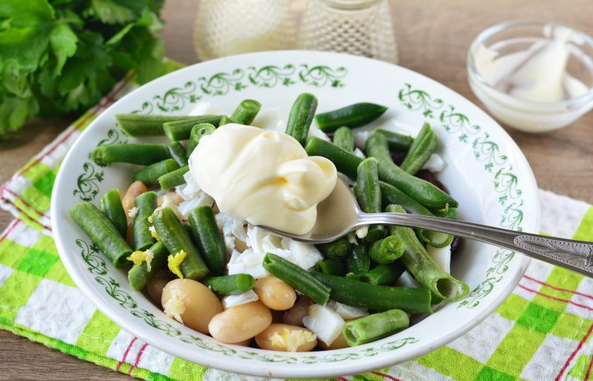 1. Этап. Салат Три фасоли: Заправьте салат майонезом, посолите и поперчите, перемешайте.