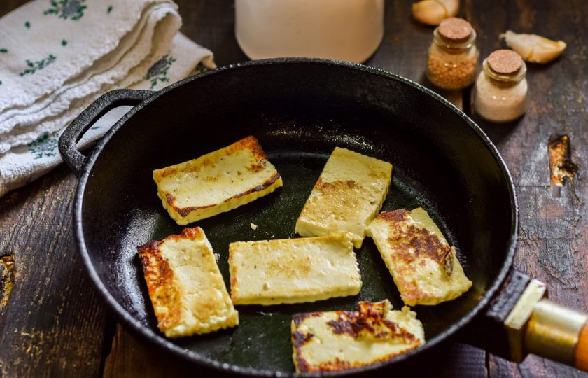 1. Этап. Салат с жареным адыгейским сыром: Сковороду хорошо разогрейте и убавьте огонь на минимум. Выложите в сковороду сыр, жарьте с каждой стороны по 1 минуте, до румяной корочки.