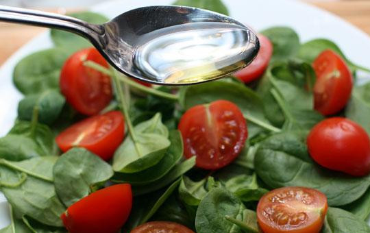 1. Этап. Салат со шпинатом и помидорами черри: Заправляем салат смесью оливкового масла и бальзамического уксуса.