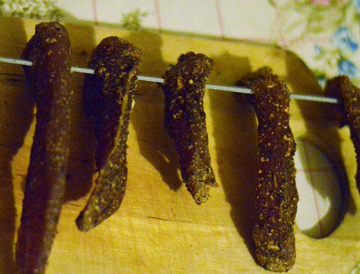 1. Этап. Карпаччо из курицы: Примерно через три дня филе должно хорошенько подсохнуть. Поэтому проверьте, кусочки должны быть сухими, но не слишком жесткими.