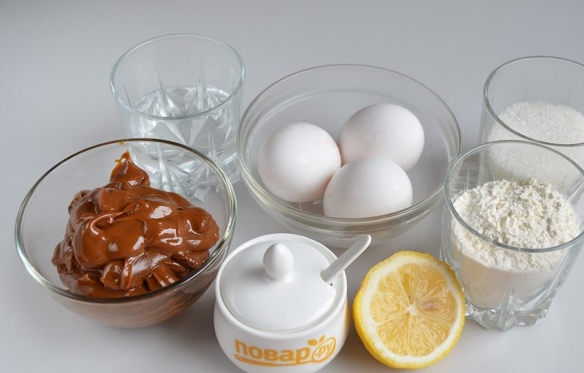 1. Этап. Бисквитный рулет Сладкий поцелуй: 1. Подготовьте продукты, приступим! Также понадобится пергамент и прямоугольный или квадратный противень.