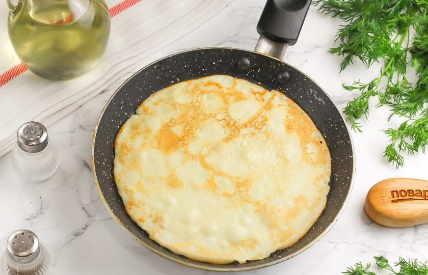 1. Этап. Блинные рулетики с начинкой: Аккуратно переверните на другую сторону, используя деревянную или силиконовую лопатку. Допеките еще 1 минуту.