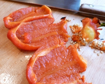 1. Этап. Аджика с хреном: Болгарский перец вымыть, очистить от семян. Разрезать на несколько частей.