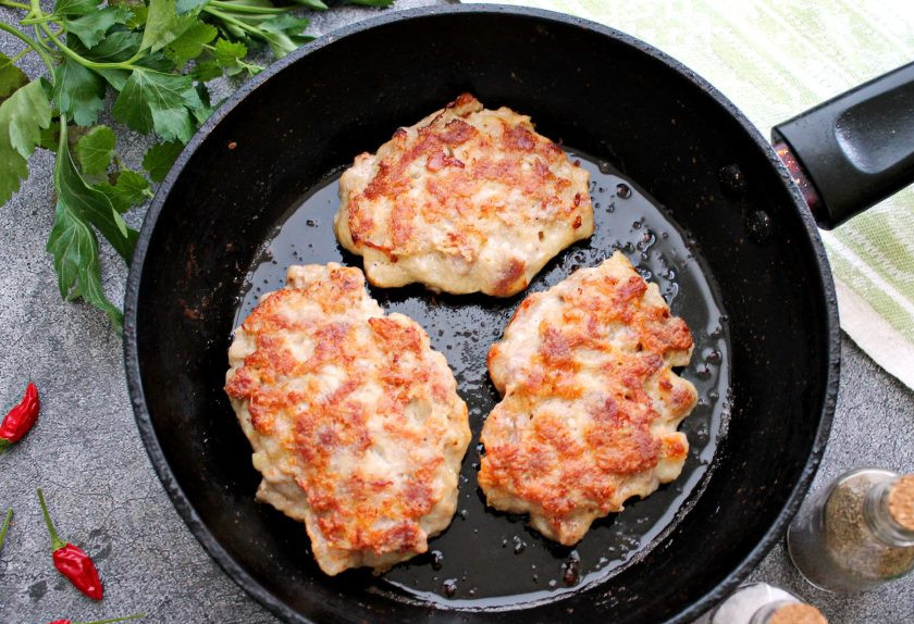 1. Этап. Мясо по-албански из свинины: В сковороду налейте растительное масло и разогрейте на среднем огне. Выкладывайте мясо столовой ложкой и формируйте плоские оладьи. Убавьте огонь, обжаривайте их с двух сторон до готовности и румяной корочки.