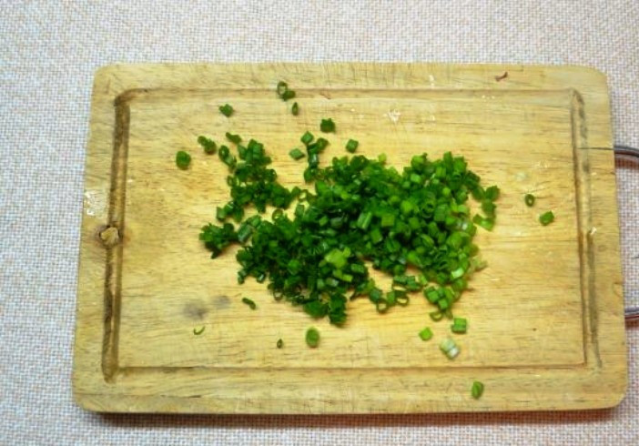 1. Этап. Диетический оливье: Измельчите зеленый лук.