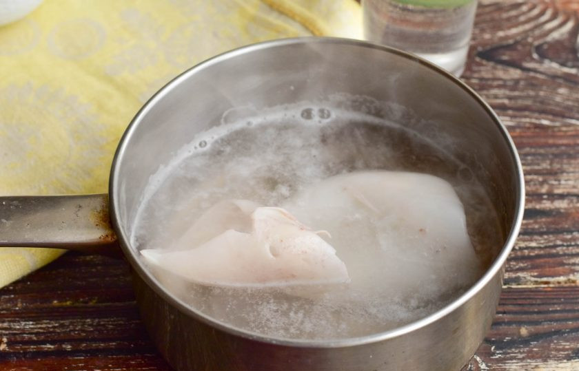 1. Этап. Кальмары в соусе терияки: Тушку кальмара отварите в течение 1 минуты.