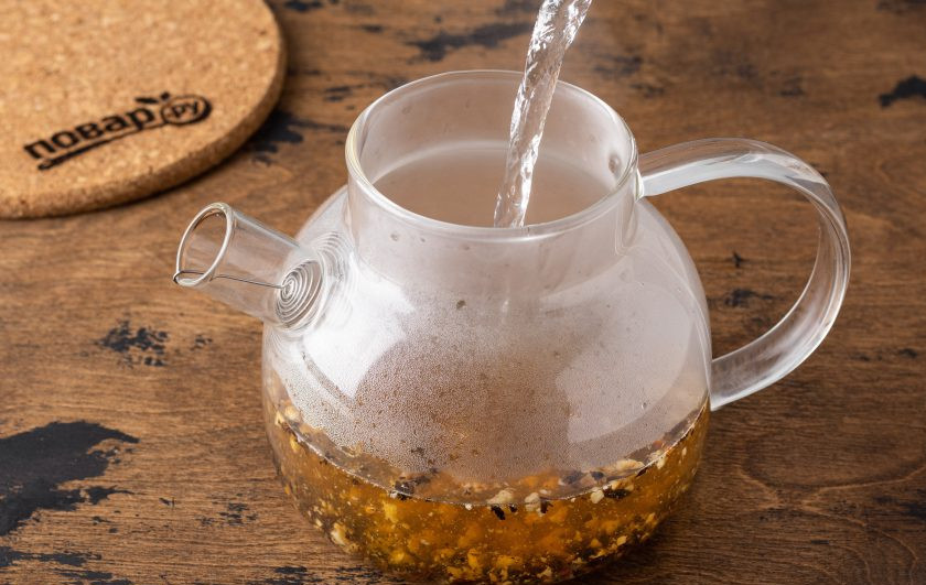 1. Этап. Чай с шиповником и грецким орехом: Влейте кипяток.