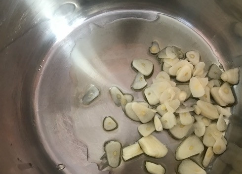 1. Этап. Яичный суп из Андалусии: 2. На плиту ставим еще одну кастрюлю, в ней необходимо обжарить на оливковом масле очищенный и порезанный на пластинки чеснок.