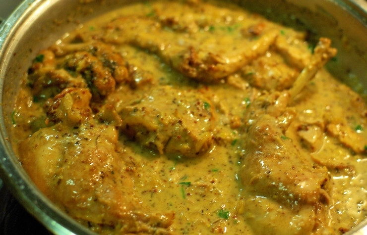 1. Этап. Тушеные ножки кролика: Кролика возвращаем обратно в соус, обваливаем и подаем к столу.