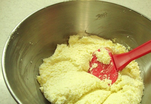 1. Этап. Творожное печенье с кокосовой стружкой: Перемешать массу до однородного состояния.