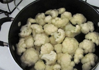 1. Этап. Цветная капуста с курицей, запеченная в духовке: 1. Цветную капусту промываем, разделяем на соцветия и варим 3-5 минут. Замороженная капуста может обойтись без варки.