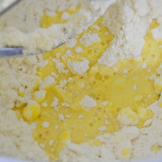 1. Этап. Пирог с черникой и персиками по-деревенски: Затем вводим в смесь яично-молочную массу.