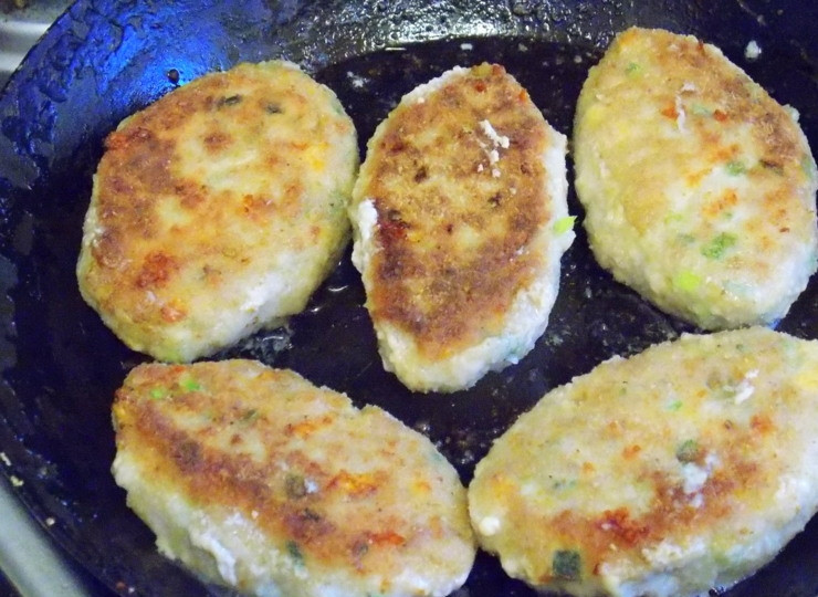 1. Этап. Котлеты по-голландски: Обжарьте на горячей сковороде на медленном огне в течение десяти минут с каждой стороны.