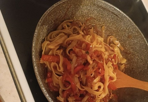 1. Этап. Яичная лапша с кальмаром и овощами: Лапшу кидаем на дуршлаг, не промываем, просто ждём как вода стечёт. В сковородку в это время добавляем кальмара и петрушку. С лапши вода сбежала? Точно? Тогда отправляем её на сковородку к овощам и кальмару. Если там стало очень мало жидкости, то вливаем воды половину маленькой кружечки. Две минутки и снимаем с плиты.