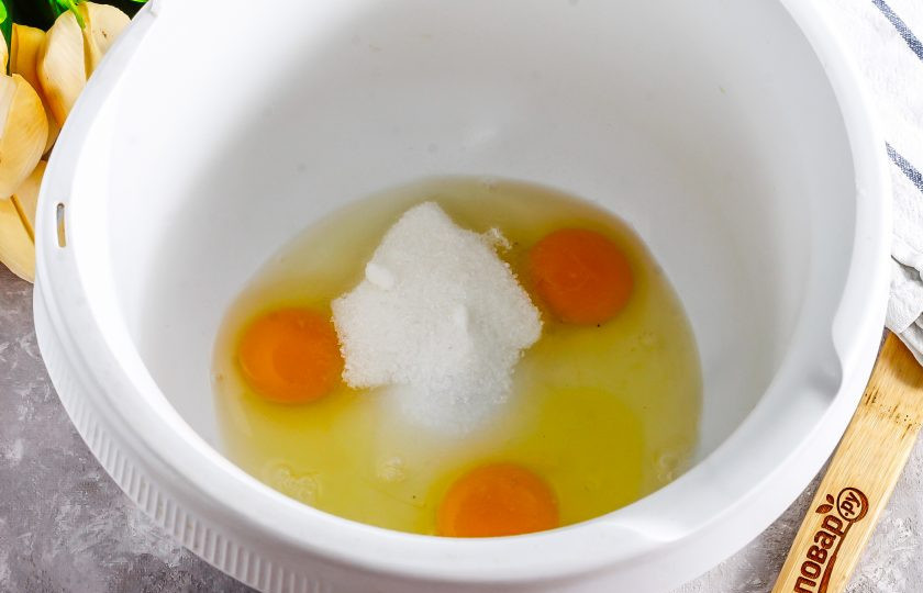 1. Этап. Шоколадный фондан Гордона Рамзи: Вбейте куриные яйца в чашу кухонного комбайна или глубокую емкость для миксера. Всыпьте сахар и соль, взбейте в течение 3-4 минут в пышную пену. Сразу же разогрейте духовку до 180 градусов.