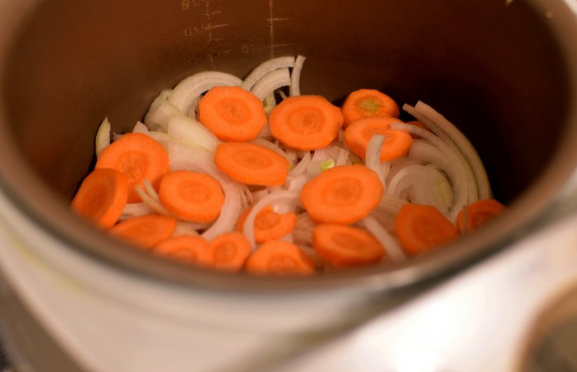 1. Этап. Паштет из куриной печени в мультиварке: Следующим слоем выложите кружочки моркови.