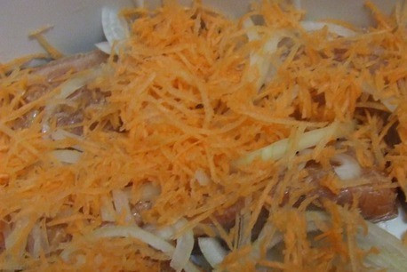 1. Этап. Кета в пароварке: На лук кладем морковь. Готовим 20 минут в пароварке.