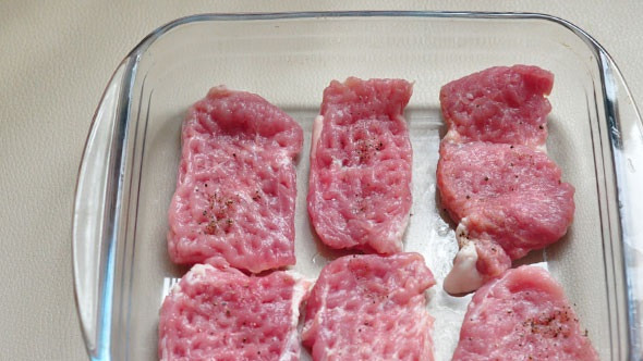 1. Этап. Мясо по-французски без майонеза: 1. Мясо, в данном случае свинина, вымыть и немного обсушить. Нарезать небольшими кусочками и слегка отбить. Форму для запекания смазать каплей растительного масла и выложить кусочки мяса. При желании рецепт приготовления мяса по-французски без майонеза можно дополнить также репчатым луком. Мясо слегка посолить и поперчить по вкусу.