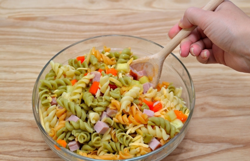 1. Этап. Салат из цветных макарон: Сверху салат из цветных макарон посыпьте тёртым сыром. Всё перемешайте. Готово!