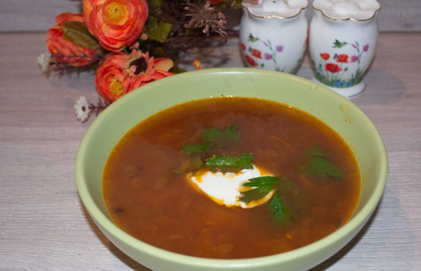 1. Этап. Свекольник постный: 8. Доведите свекольник до вкуса. Выключите огонь. Дайте свекольнику настояться около 7-10 минут. Затем разлейте его по мискам и подайте к столу. Если блюдо подается не в пост, можно добавить сметанку.