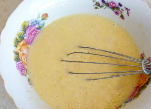 1. Этап. Яичница с мукой: Добавляем соль и молотый перец по вкусу и взбиваем все при помощи венчика.