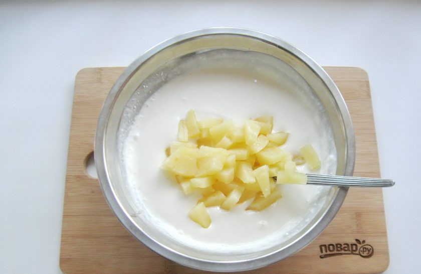 1. Этап. Творожный десерт Старая Рига: Выложите нарезанные ананасы в миску с творожной массой и желатином.