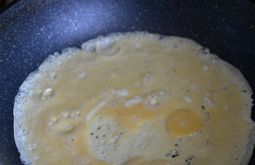 1. Этап. Салат Шустрый Петя: Сковороду смазываем растительным маслом, выливаем омлетную смесь.