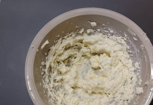 1. Этап. Суфле с творожным сыром: Взбить миксером.