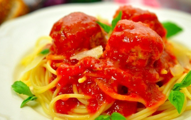 1. Этап. Куриные фрикадельки в ароматном томатном соусе: Приятного аппетита!