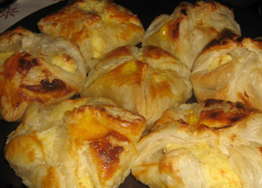 1. Этап. Булочки из слоеного теста с творогом: Выпекаются такие булочки достаточно быстро, всего 20-25 минут при 200 градусах. Не забывайте, что перед тем, как ставить выпечку в духовку, ее нужно хорошо разогреть, иначе существенно может увеличиться время приготовления, да и пирожки рискуют быть подпорченными!