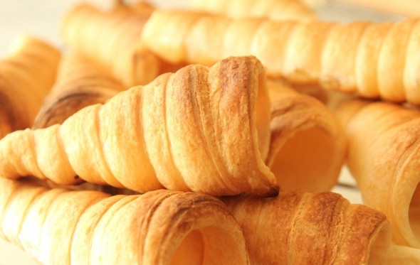 1. Этап. Слоеные трубочки с белковым кремом: При 220 градусах выпекайте трубочки до того момента, пока они не станут золотистого цвета (ориентировочно — минут 15), после чего выньте их из духовки, уберите формочки и оставьте трубочки остывать.